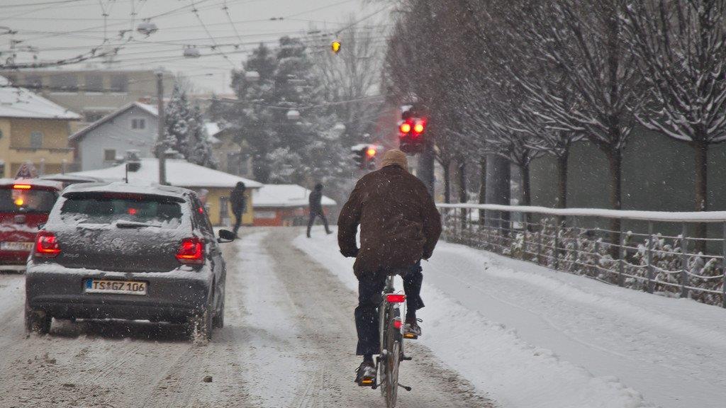 Schnee sorgt für Unfälle und Verkehrschaos: Schneefahrbahn in der Stadt Salzburg