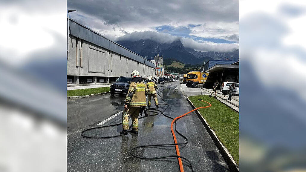 Lkw verliert frischen Beton in Bischofshofen