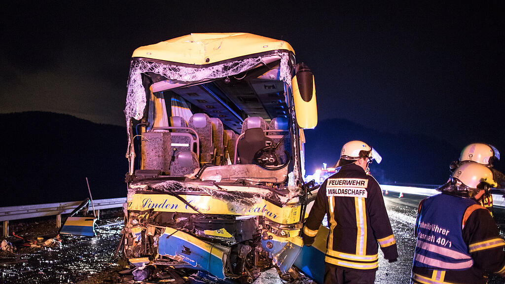 Schwerer Busunfall in Bayern.
