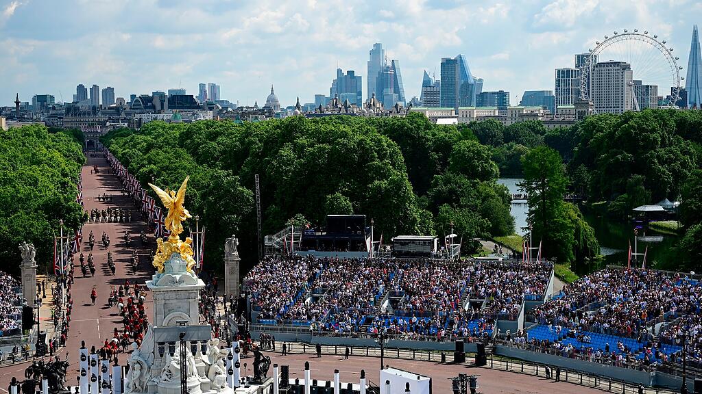 Queen feiert 70 Jahre Thronjubil\u00e4um