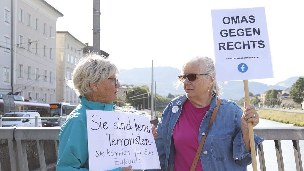 Klebe-Blockade auf Staatsbrücke