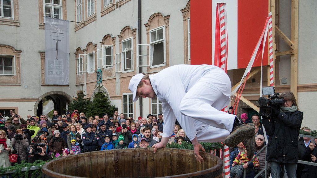 Traditioneller Metzgersprung in Salzburg