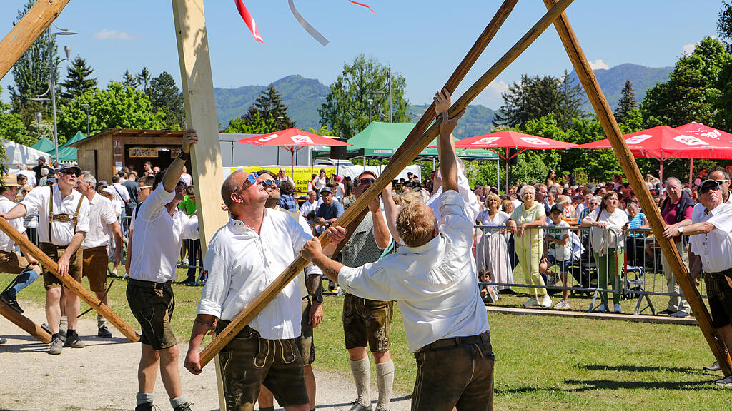 Maibaumaufstellen in Liefering