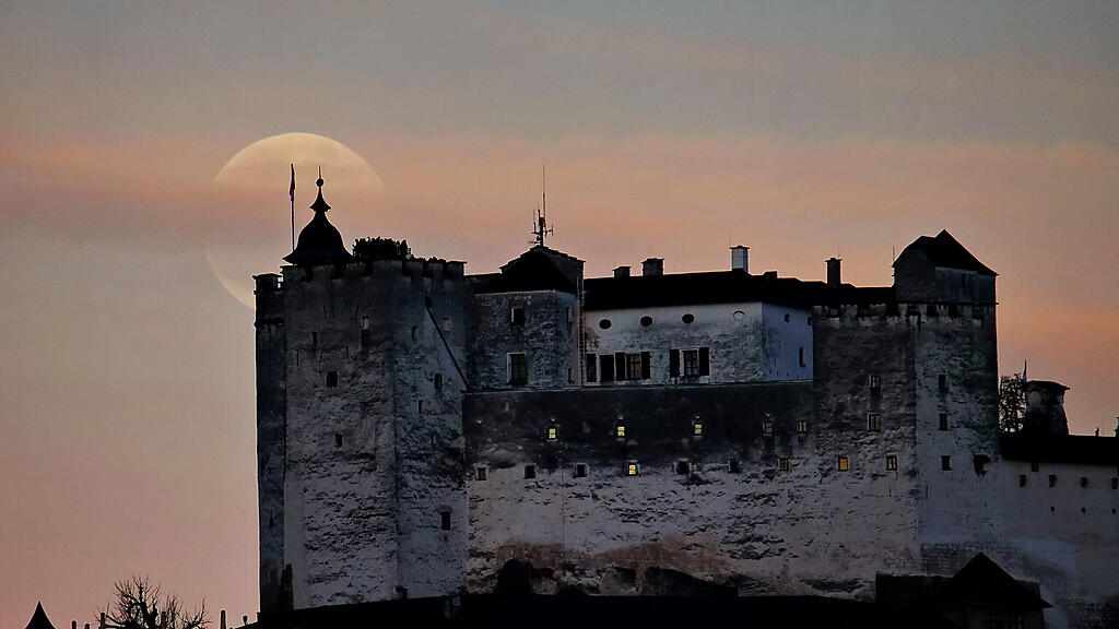 Erster Vollmond 2023 über Salzburg