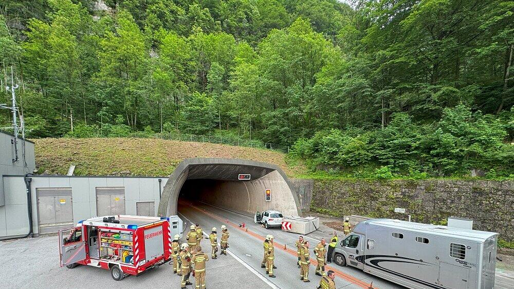 Pkw kracht gegen Portal von Ofenauer Tunnel