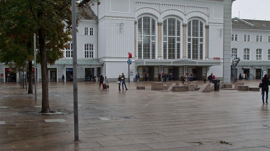 Bänke am Hauptbahnhof entfernt