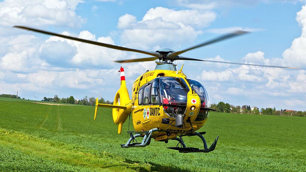 Eine Verletzte wurde per Rettungshubschrauber ins Krankenhaus geflogen. (Themenbild)