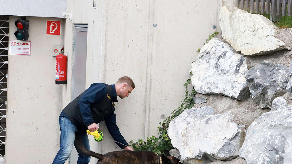 Die Polizei sucht weiter intensiv nach Täter und Tatwaffe.