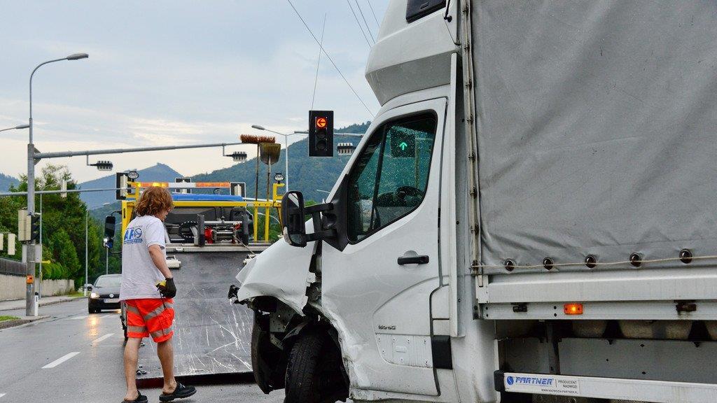 Anif: Lkw kracht in Taxi