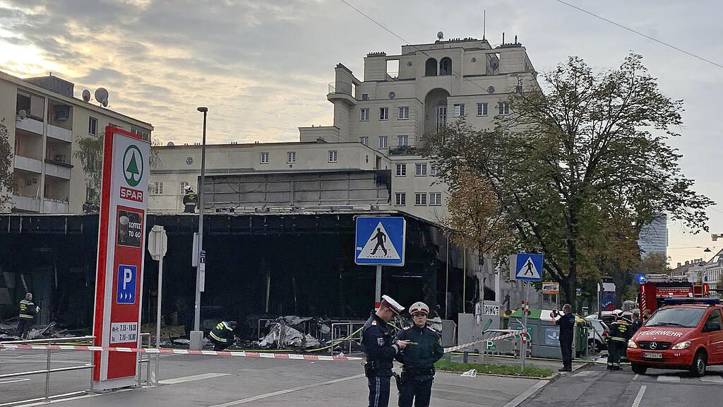 Auto kracht in Wiener Supermarkt