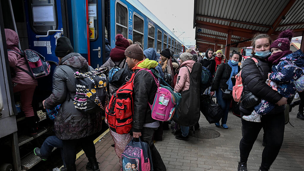 Ukraine-Krieg, Tag 12: Flüchtlinge kommen in Polen an