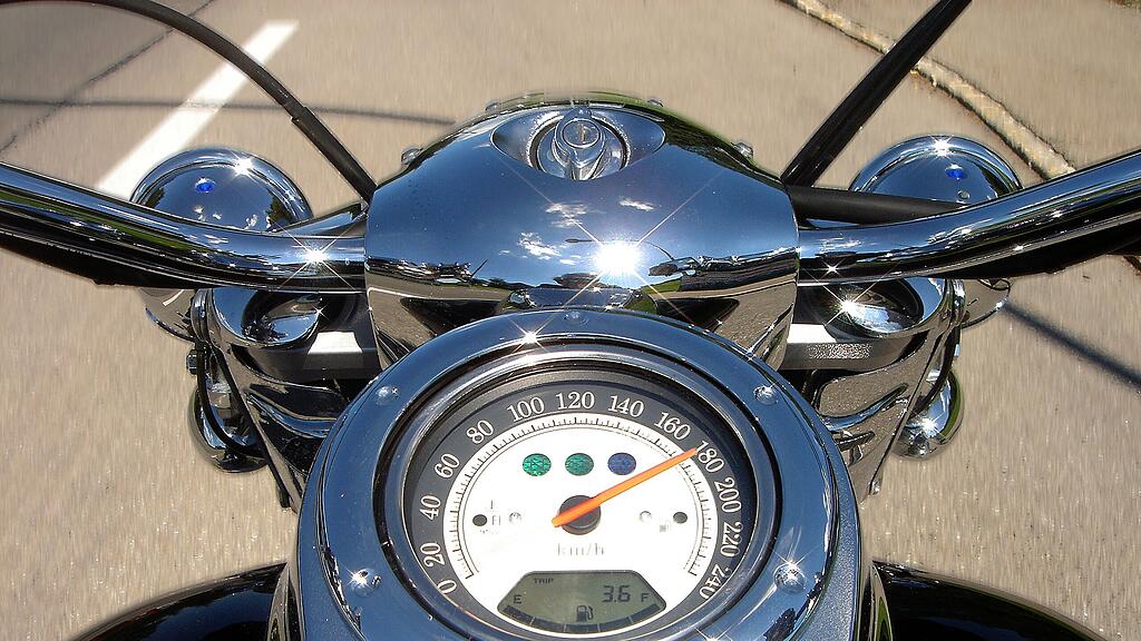 Der Biker war erheblich zu schnell unterwegs. (Symbolbild)