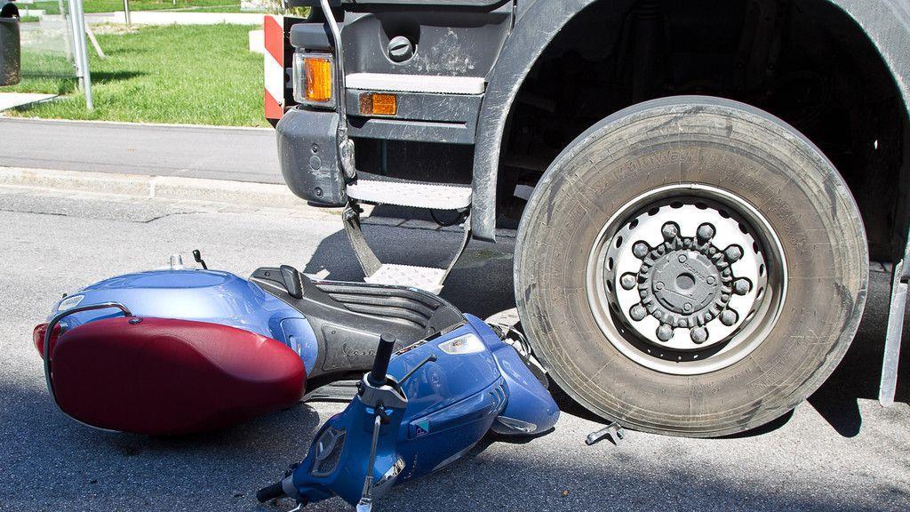 Moped crasht in Lkw