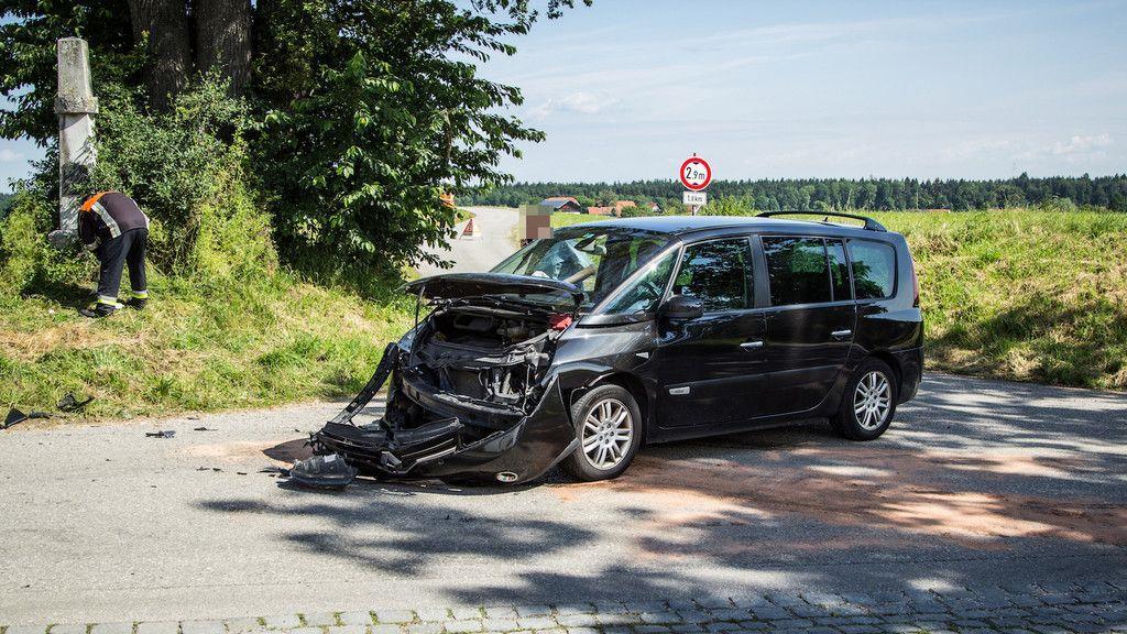 Zwei Verletzte bei Kreuzungscrash bei Laufen