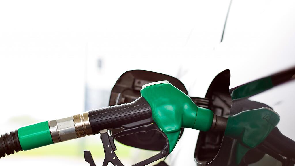 Mehr als 50 liter Superbenzin tankte der Mann in sein Dieselfahrzeug (Symbolbild).