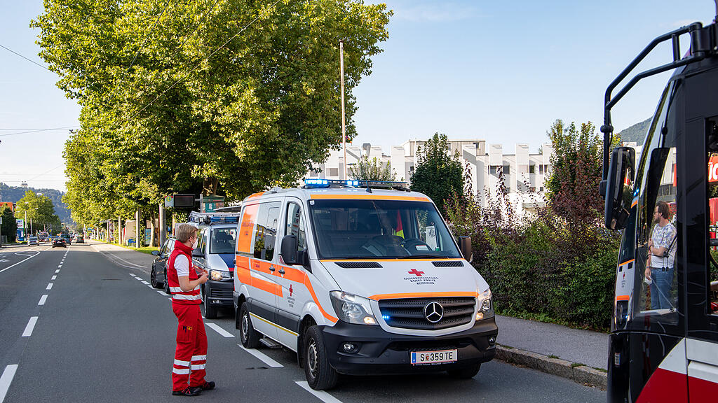 Fahrradfahrer schneidet Obus in Alpenstraße