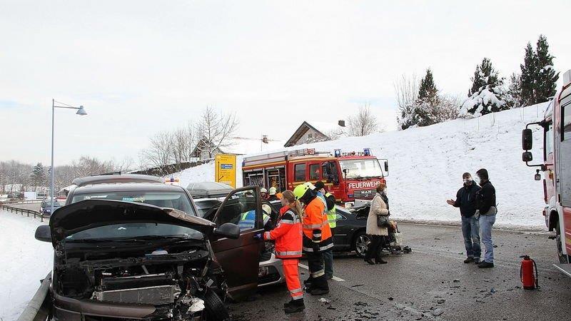 Fünf Verletzte nach Crash auf B20