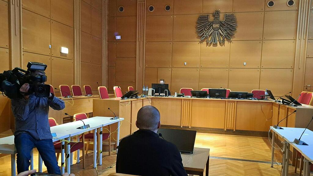 Der Angeklagte vor Prozessbeginn