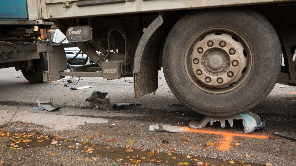 Straßwalchen: Pkw-Lenker prallt in Lkw