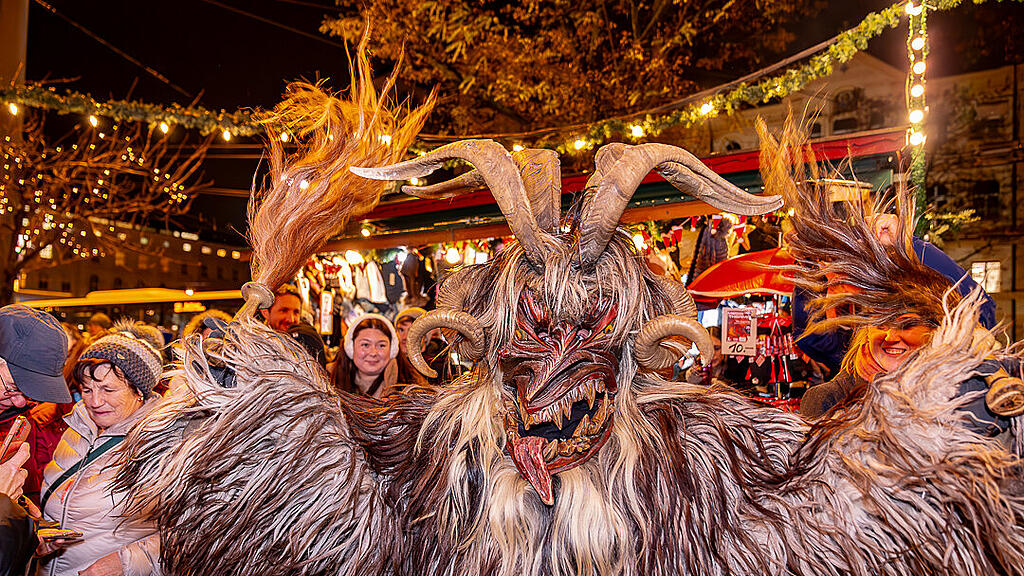 Alt Gnigler Krampusse beim Weihnachtsmarkt am Mirabellplatz