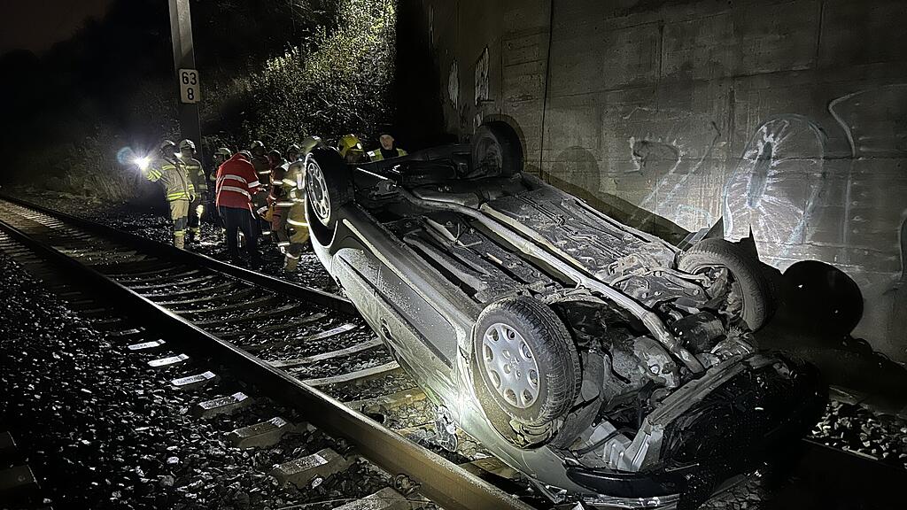 TIROL: PKW VON ALKOLENKER STÜRZTE AUF GLEISE - VERLETZT