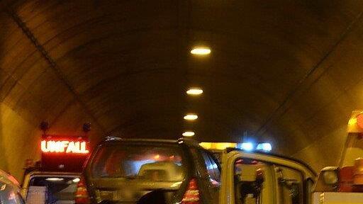 Massenkarambolage im Hieflertunnel