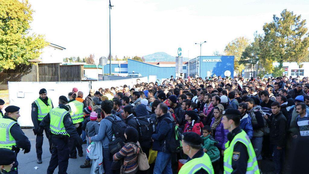 Flüchtlinge marschieren zu Grenze
