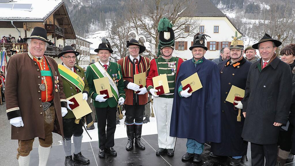 Sechs Schützenmitglieder wurden von LH Haslauer (re. im Bild) gewürdigt.