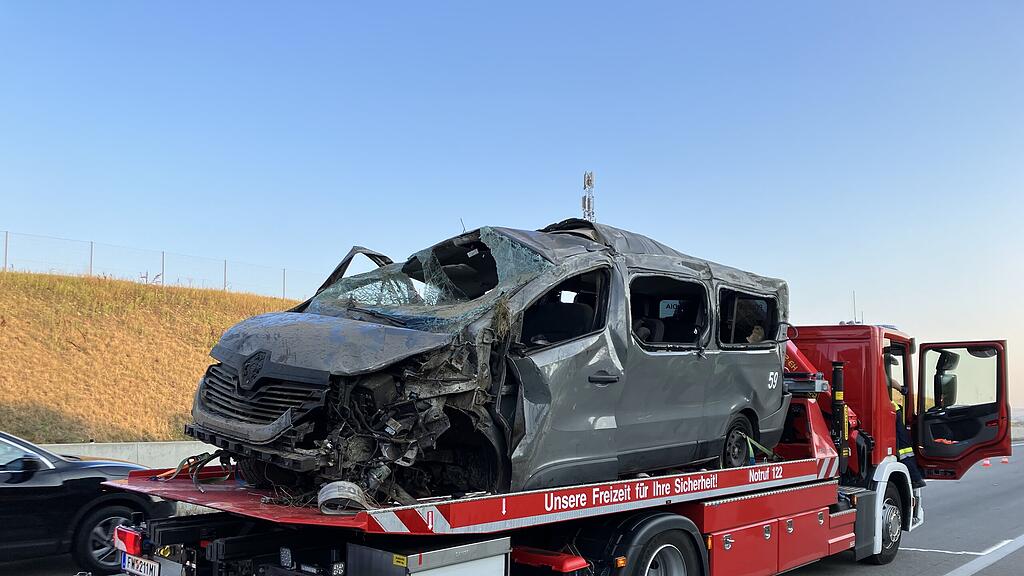 Kind stirbt bei Kleinbus-Unfall auf A5 in Mistelbach