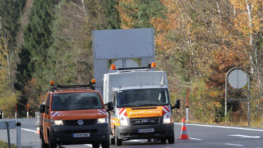 Sattelzug kracht gegen Böschung