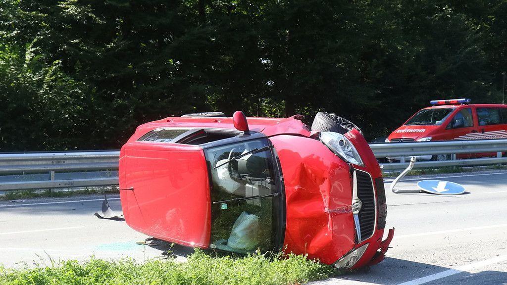 Pkw räumt in Alpenstraße Straßenlaterne ab und überschlägt sich