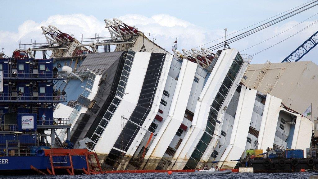 Wrack der Costa Concordia ist aufgerichtet