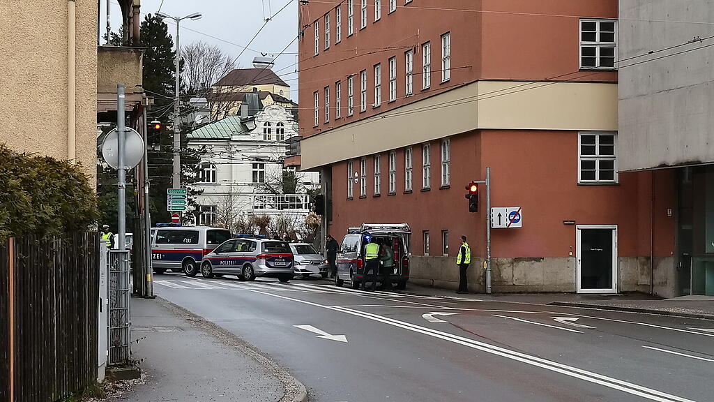 Autos kollidieren auf Kreuzung bei Karolinenbrücke