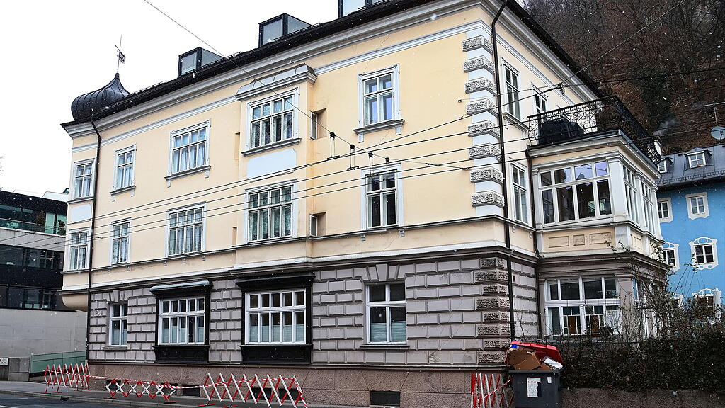 Gebäudeteile krachen in Salzburger Imbergstraße auf Gehsteig