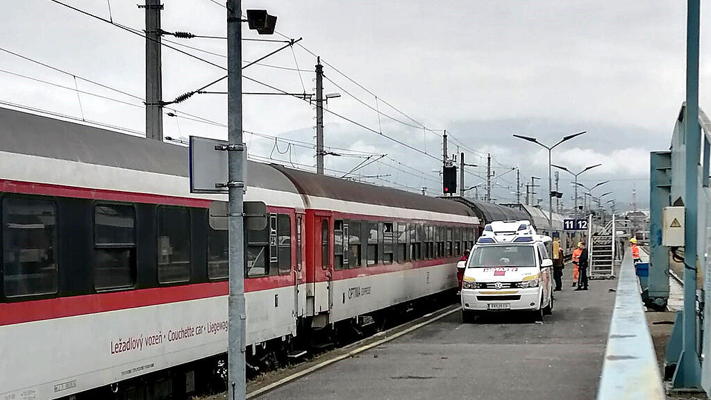 HANDOUT  KÄRNTEN MANN GERIET AM BAHNHOF VILLACH IN ZUG-OBERLEITUNG =.jpg