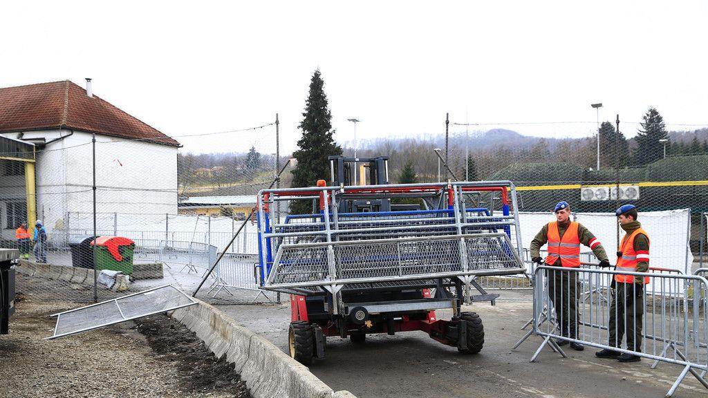"Alte" Grenze Spielfeld wieder für Pkw passierbar