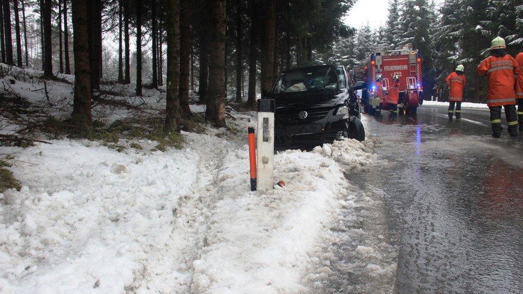 Pkw kracht in Baum