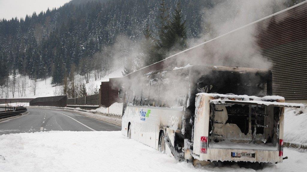 Reisebus in Vollbrand