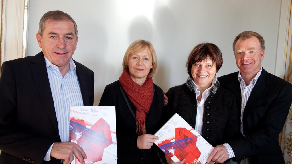 m Bild v. li.: Bürgermeister Heinz Schaden; Heike Hoffmann, Künstlerische Leiterin Salzburg Biennale; Inga Horny, Altstadtmarketing; Johannes Honsig-Erlenburg, Kuratorium