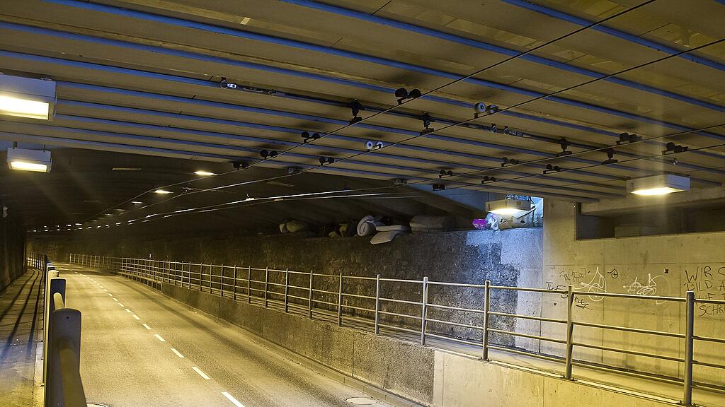 In den Nischen oberhalb der Tunnelwände sind die Habseligkeiten deponiert.
