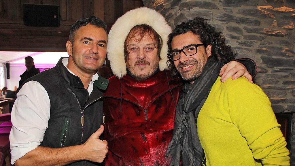 Zucchero (Mitte) mit Lisa Alm-Mitarbeiter Gianni Rauzino (links) und Sturmayr-Coiffeur Saverio Vitelli (rechts).