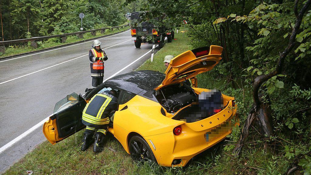 Luxusauto prallt in Bayern gegen Leitplanke