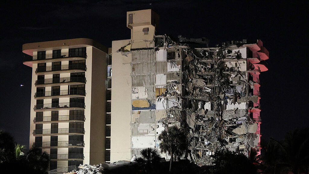 Hochhaus st\u00fcrzt in Miami ein