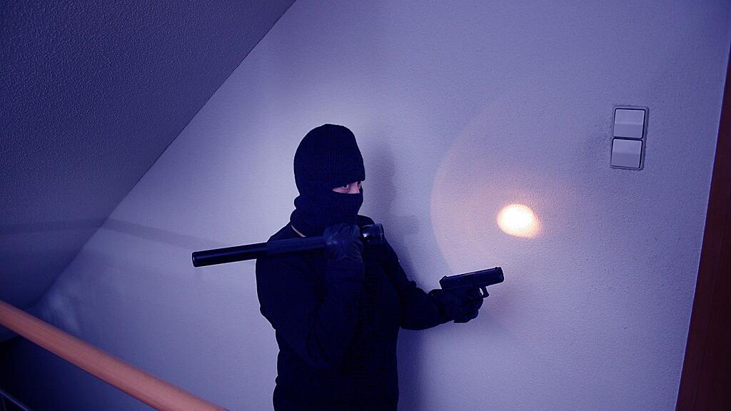 Die Täter drangen in die Häuser ein und entwendeten Schmuck.