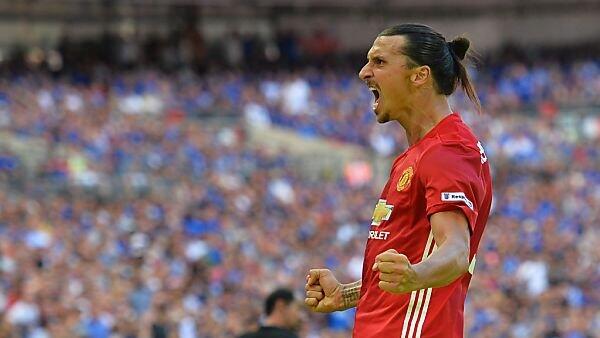 Neues Dress, alte Pose: Zlatan Ibrahimovic feiert Traumeinstand