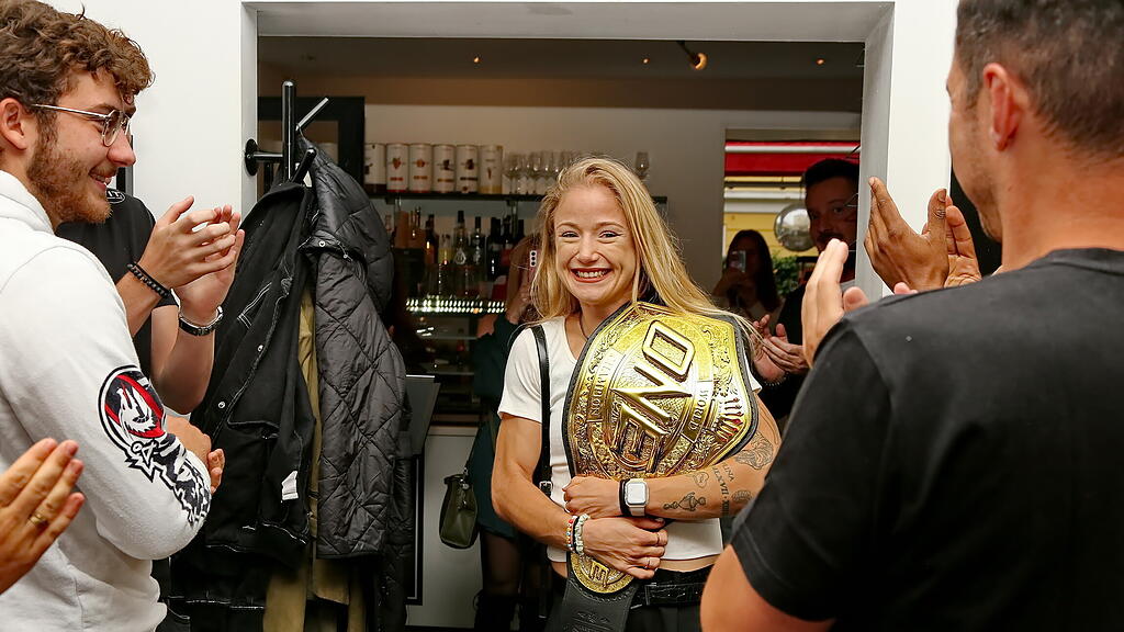 Muay Thai-Weltmeisterin Stella Hemetsberger in Salzburg empfangen