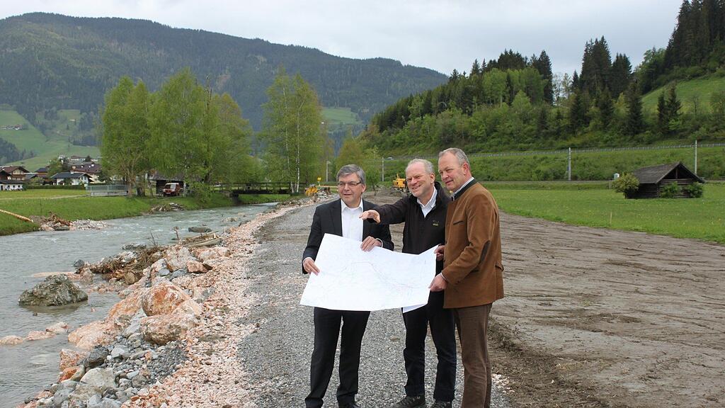 Landesrat Josef Schwaiger (links) beim Start für Projektabschnitt 2014 bei Hochwasserschutz Altenmarkt.