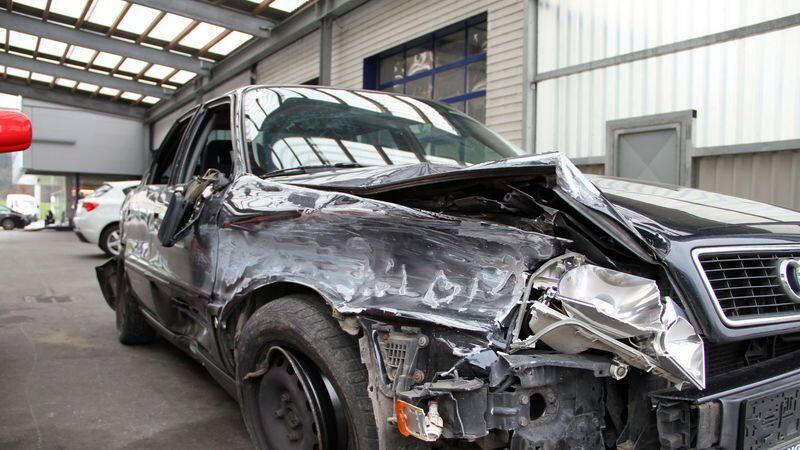 Der Lenker dieses Pkw flüchtete nach dem Unfall und versteckte sich bei einer Videothek in Seekirchen.