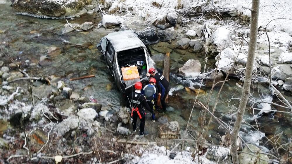 Unfall auf L219: Pkw in Bachbett