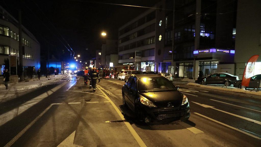 Verletzte nach Crash in Hellbrunner Straße